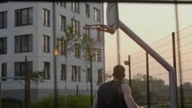 Yalnız oyun bir basketbol adam ve topu attı