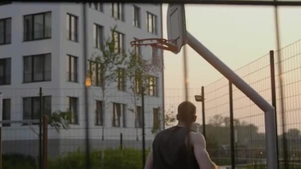 L'homme seul joue au basket et marque le ballon — Video