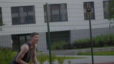 Man oyun içinde streetball günbatımı kentsel oyun alanı