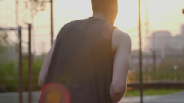 Basquetebol verão noite prática na área urbana — Vídeo de Stock