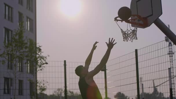 Framgångsrika dunk skott från gatan basketspelare — Stockvideo