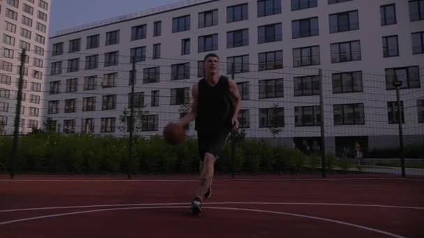 Man spelen in streetball bij zonsondergang stedelijke Speeltuin — Stockvideo