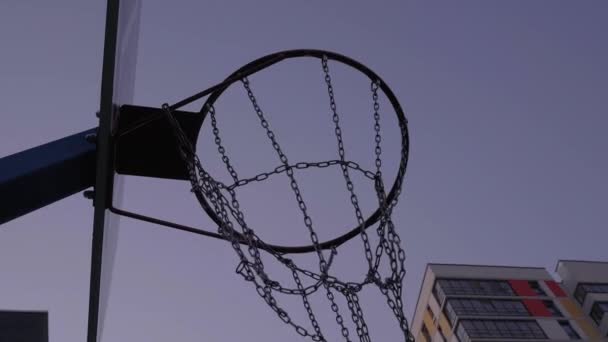 उष्णतारोधक बास्केटबॉल हॉप आणि चेंडू गोल स्कोअर — स्टॉक व्हिडिओ