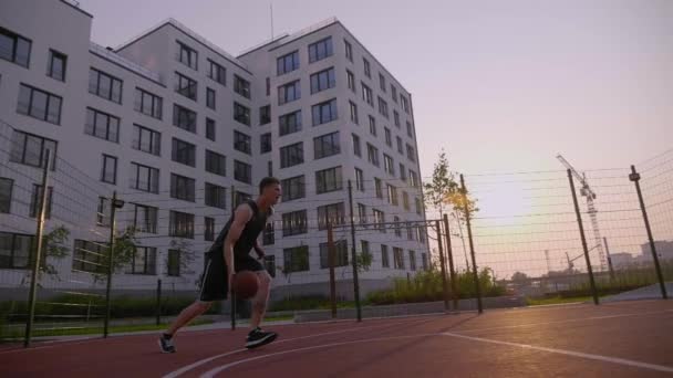 Man praktijk basketbal scoorde bal naar de hoepel — Stockvideo