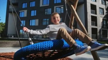 Çocuk çocuk zevk Bahçesi evinizin yakınında, salıncak