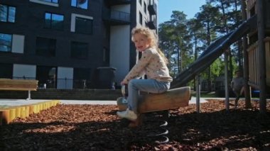 Sevimli kız ve çocuk parkı ile ev oynarken