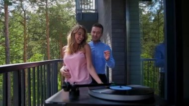 Mutlu çift ev balkonda dans gülümseyen