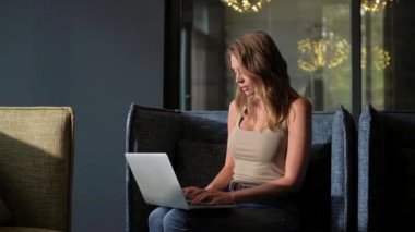 Ev ofis dizüstü kullanarak iş başarılı kadın