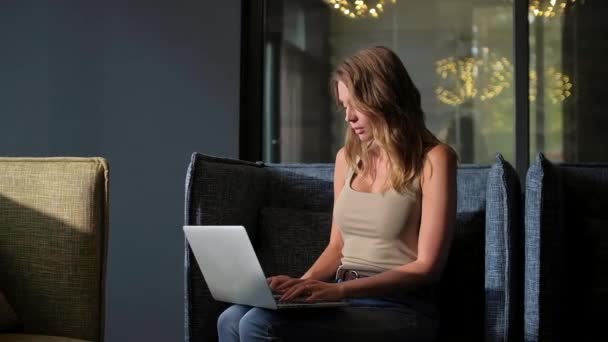 Donna di successo lavoro utilizzando il computer portatile in ufficio a casa — Video Stock