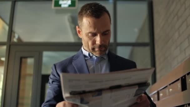 Caucasian 30S Man Elegant Suit Wear Reading Morning Newspaper Standing — Stock Video