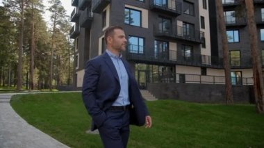 Adama iş gezisi için otel binası yürüme