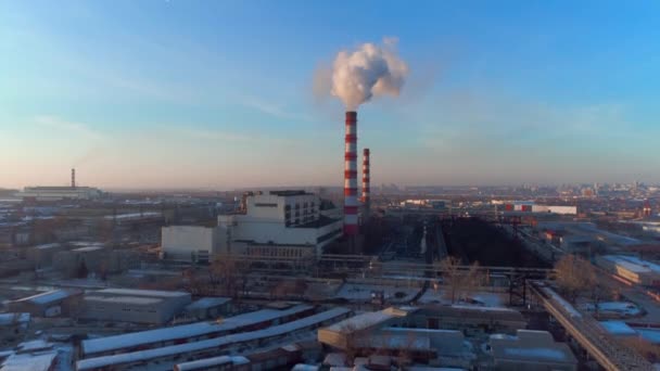 Vista aérea industrial a las tuberías de fábrica de ahumado — Vídeos de Stock