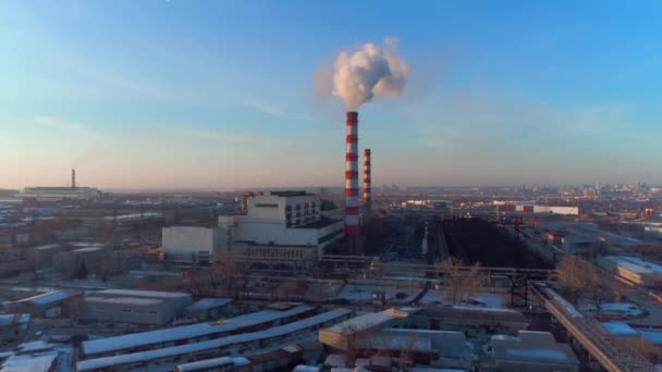 Průmyslové letecký pohled na kouření továrně potrubí — Stock video