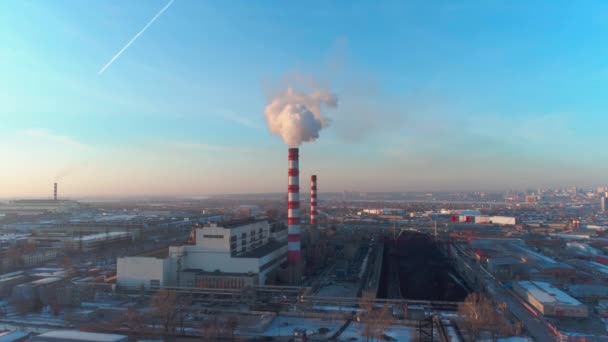 Problema Ambientale Affari Gettando Smog Dai Tubi Nel Cielo Blu — Video Stock