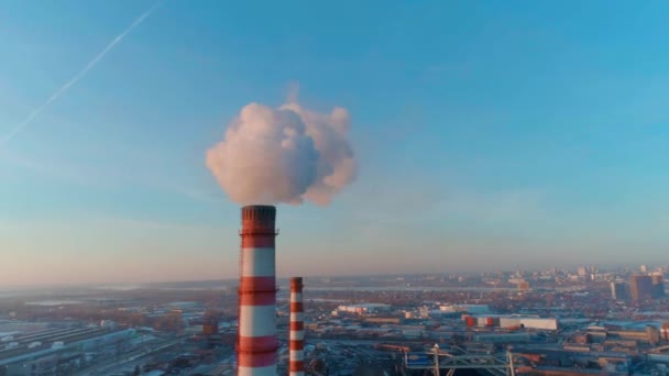 Міський міський фон з промисловою трубою для куріння — стокове відео