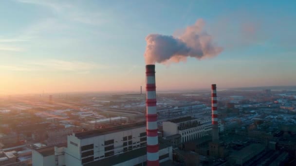 Contaminación atmosférica procedente de instalaciones industriales vista aérea — Vídeo de stock