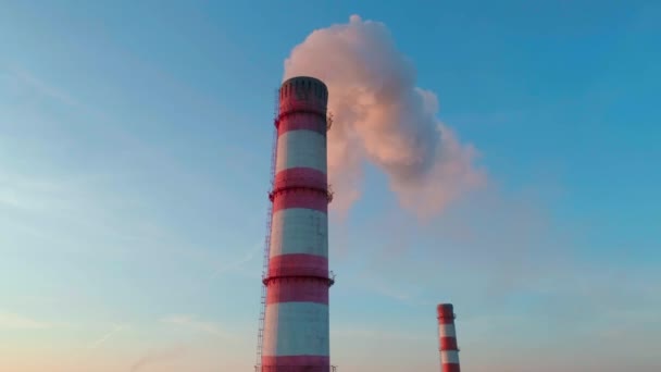 Industry pipes pollute the atmosphere with smoke — Stock Video