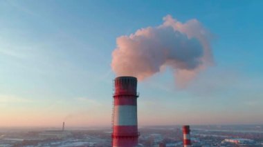 Çevre sorunu, smog gökyüzünde, imalat inşaat, su Fabrikası soğutma gelen tehlike baca egzoz boruları üzerinden. Olay yerinden quadcopter kamera, kış kentsel şehir için üstten görünüm