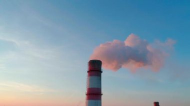 Havadan görünümü ile duman boru Fabrikası'nda kentsel şehir