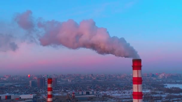 Rook pijpen generatie de warmte-energie voor de stad — Stockvideo