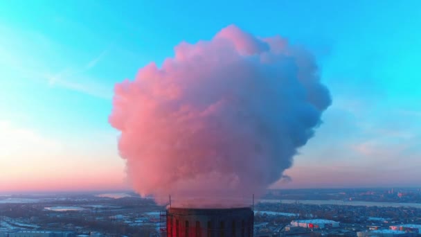 Close-up van fabriek verontreiniging van de leidingen in lucht bij zonsondergang — Stockvideo