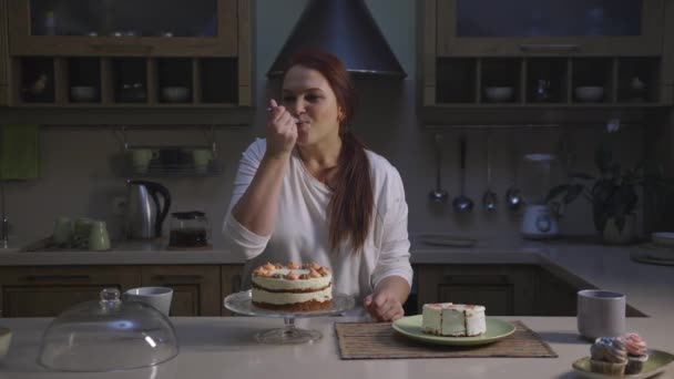Perempuan yang curang diet dengan hidangan pembuka kue mangkuk memilih sepotong demi sepotong sendok dengan senang hati — Stok Video