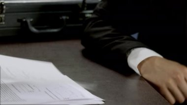 Ofis imza çalışan meşgul avukat iş anlaşması