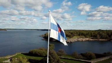Ulusal tabela Fin Flagstaff bulutlu silueti arka planda sallayarak