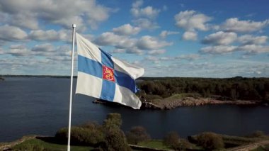 Helsinki 'de rüzgar ön planda mavi çizgili dalga ile Avrupa bayrağı beyaz