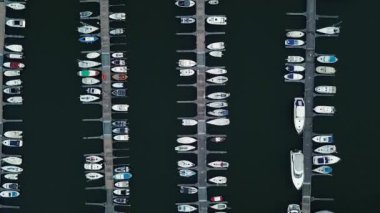 Yelken sporu ve Yatçılık turizmi için lüks sürat tekneleri ile deniz limanı