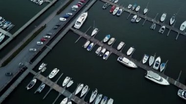 Deniz İstasyonu ve yat kulübünde Luxe yelkenliler için havadan görünüm