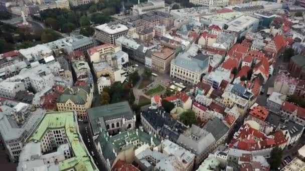 Európai építészet felülnézetben a háztetők és a szűk utcák — Stock videók