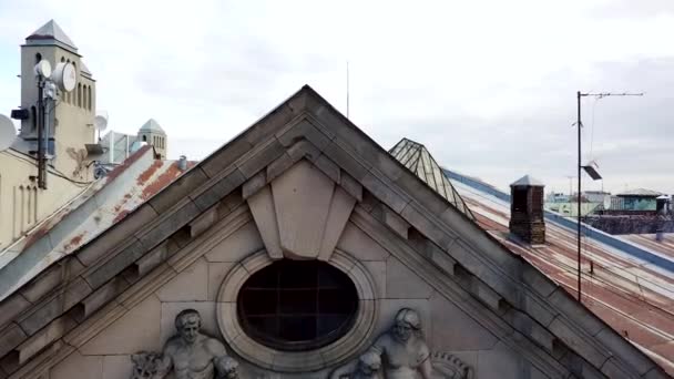 タイル張りの屋根を持つ古典的なラトビアの建築様式と空中パノラマ旧市街 — ストック動画