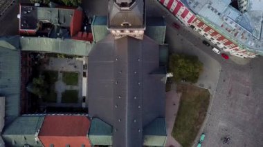 Renkli çatılar ve klasik mimari evler Avrupa şehir üst görünümü