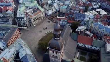 Eski binalar ile şehre Letonya ana kare hava görünümü