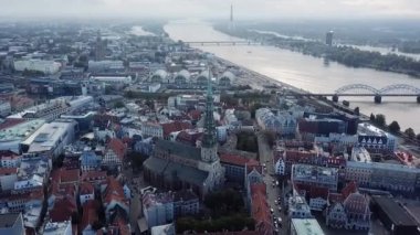 Eski şehrin havadan seyahat noktası ve nehir kıyısında modern tarihi turizm merkezi
