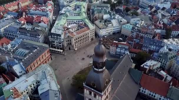 Europäische Architektur von oben auf die Dächer und engen Gassen — Stockvideo