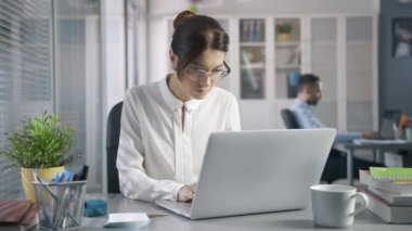 Çekici genç finansal analist online satış piyasası için umutları keşfetmek