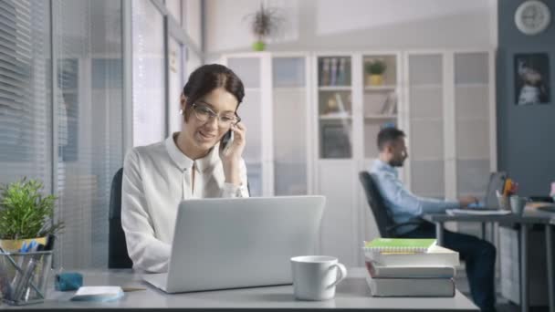 Formador educado ensina de novas informações sobre PC em estudantes de contas pessoais — Vídeo de Stock