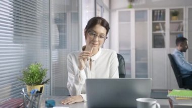 gülümseyen çalışan bir istemciden Pazar hizmetinde bir satış raporu e-posta okur