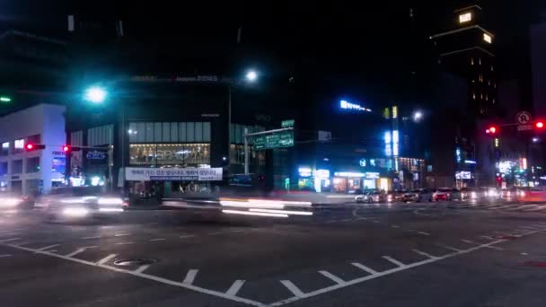 Transport public sur la route de la ville coréenne avec des lumières incandescentes timelapse — Video