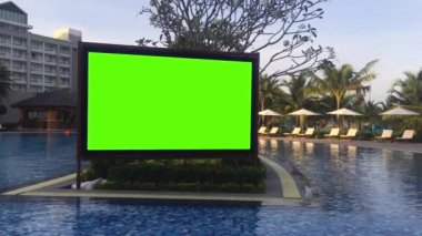 Güneşlenme alanına yakın otel aşamasında yeşil ekran Billboard. Yaz lüks seyahat