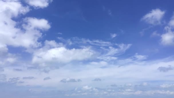 Cloudscape časem zanikne na denním azurové obloze — Stock video