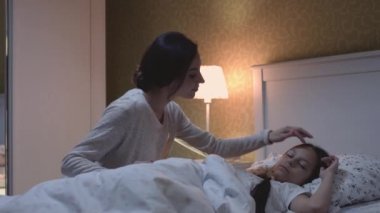 Sevimli anne ile Caring Casual hayat oturan içinde daire beşik çocuklar ve öpüşme