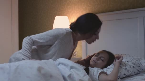 Relaxe os sonhos de estilo de vida de preocupação nativa e gentileza sobre a mãe e a criança amadas — Vídeo de Stock