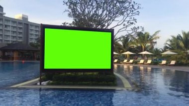 Boş yaz beldesi kıyısında modern greenscreen LED TV