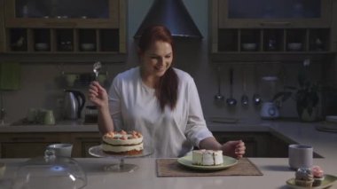 Kadın hile diyet ile iştah açıcı Cupcake almak bir parça tarafından kaşık ile zevk