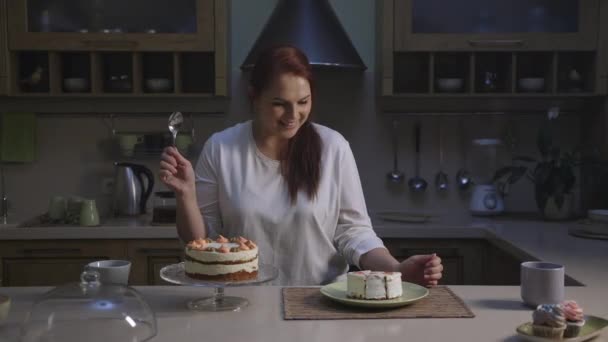 Kvinna fusk diet med aptit retande cupcake plocka en bit med sked med nöje — Stockvideo