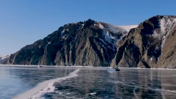 Uma viagem em uma poderosa moto de neve através da grande paisagem gelada do reservatório — Vídeo de Stock