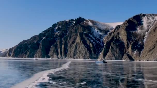 Un viaje en una poderosa moto de nieve a través del gran paisaje helado del embalse — Vídeos de Stock